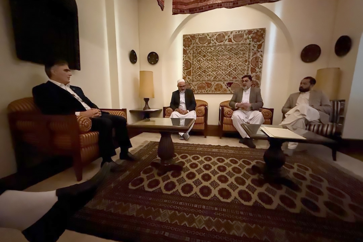 مدیر روابط عمومی بانک درباره عکسی که در روز‌های اخیر در فضای مجازی با عنوان دیدار رئیس کل بانک مرکزی با صرافان هرات منتشر شده، توضیحاتی ارائه کرد.