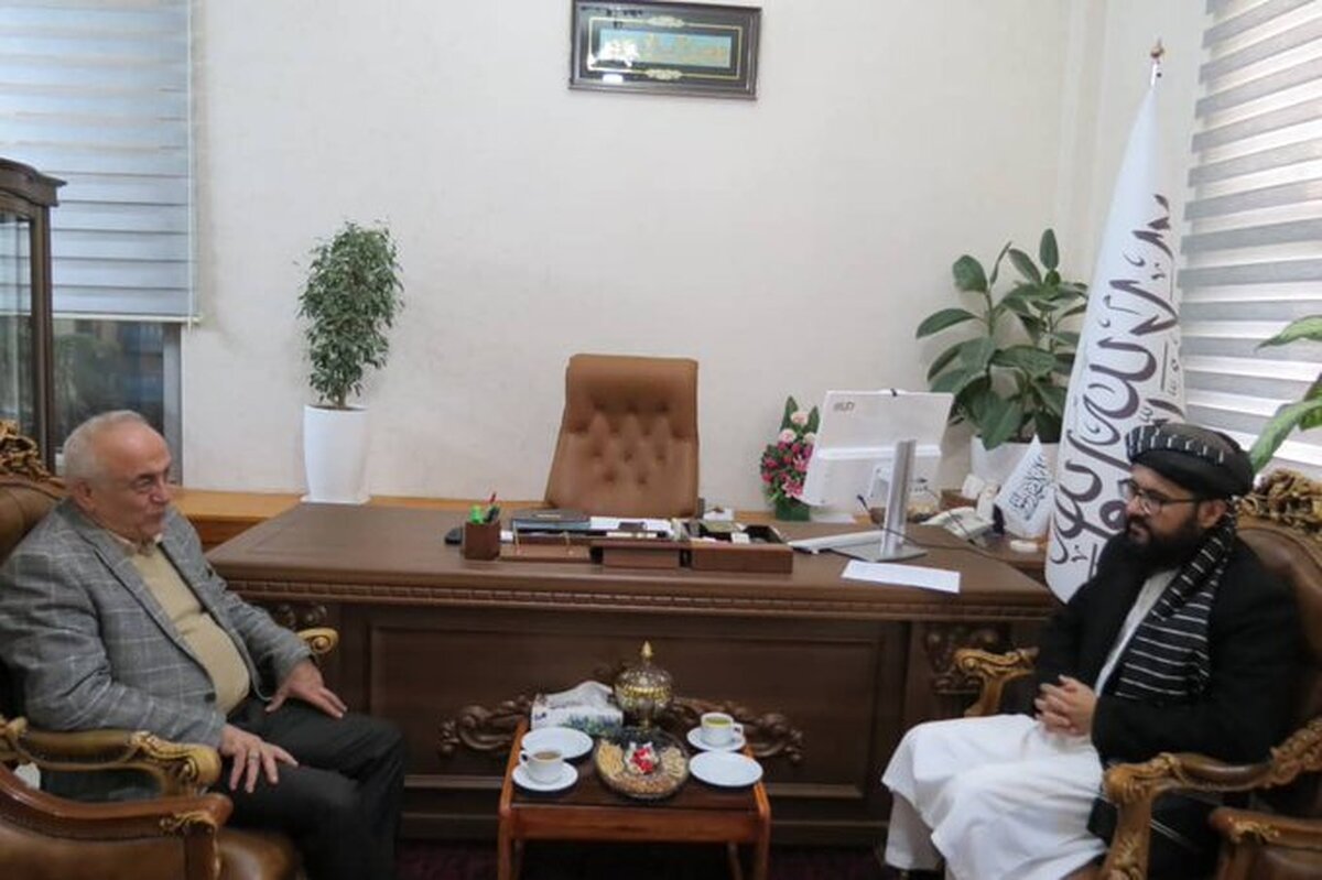 سرکنسول افغانستان‌ در مشهد، با «محمود سیادت»، رئیس اتاق مشترک تجارت ایران و افغانستان، در دفتر کارش دیدار کرد.
