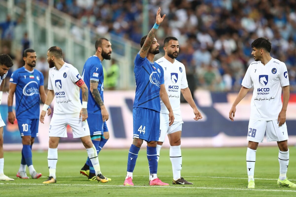 آرمین سهرابیان بعد از اعمال جریمه ۵ میلیاردی مجوز بازگشت به تمرینات استقلال را دریافت کرد.