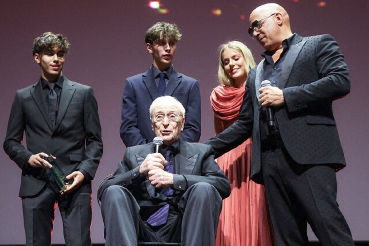 مایکل کین، بازیگر کهنه‌کار بریتانیایی، با دریافت جایزه دستاورد در جشنواره بین‌المللی فیلم دریای سرخ عربستان، بار دیگر خبر بازنشستگی خود را تکرار کرد.