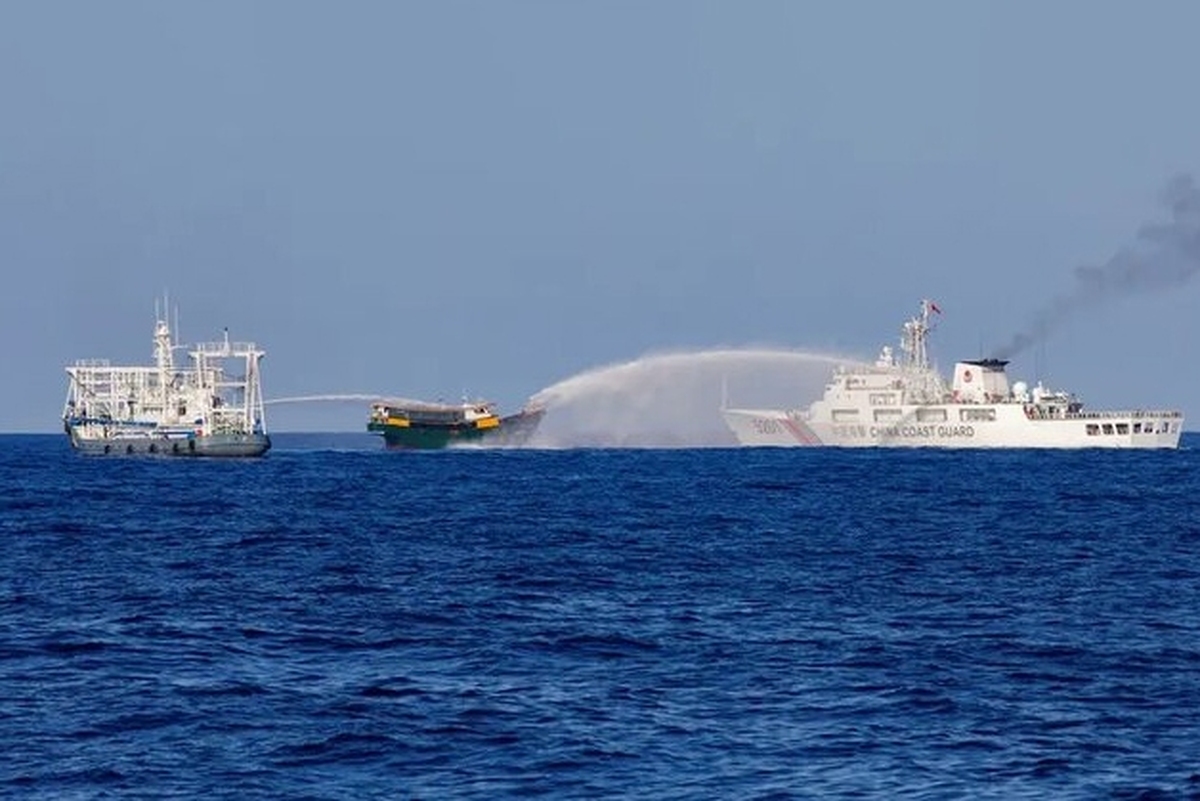 فیلیپین از شلیک چین به سمت یک هواپیمای گشت این کشور حین پرواز بر فراز دریای چین جنوبی خبر داد.