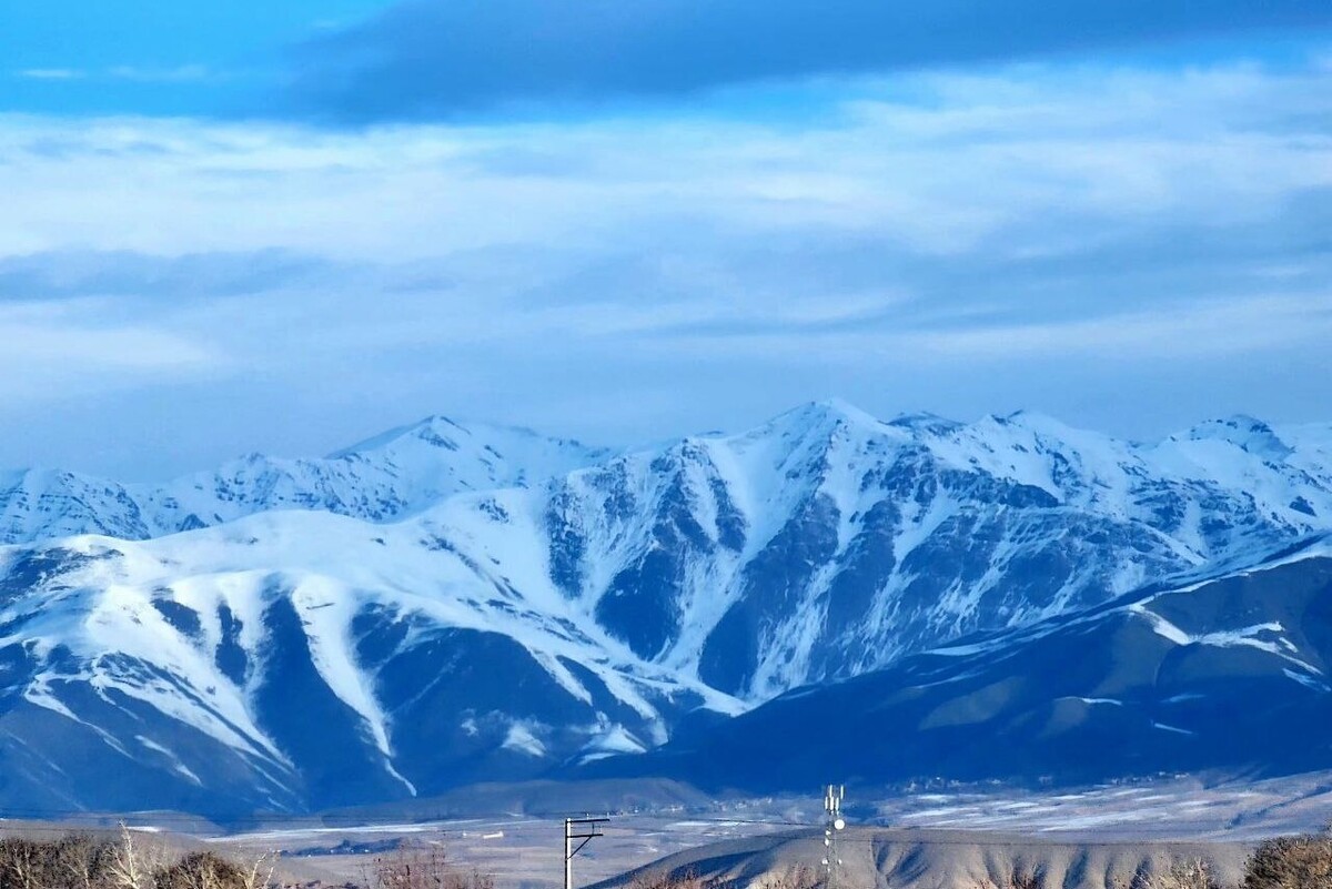 ویدئویی از حجم بارش برف اخیر در رشته کوه بینالود در مسیر قله شیرباد مشهد را مشاهده می‌کنید.