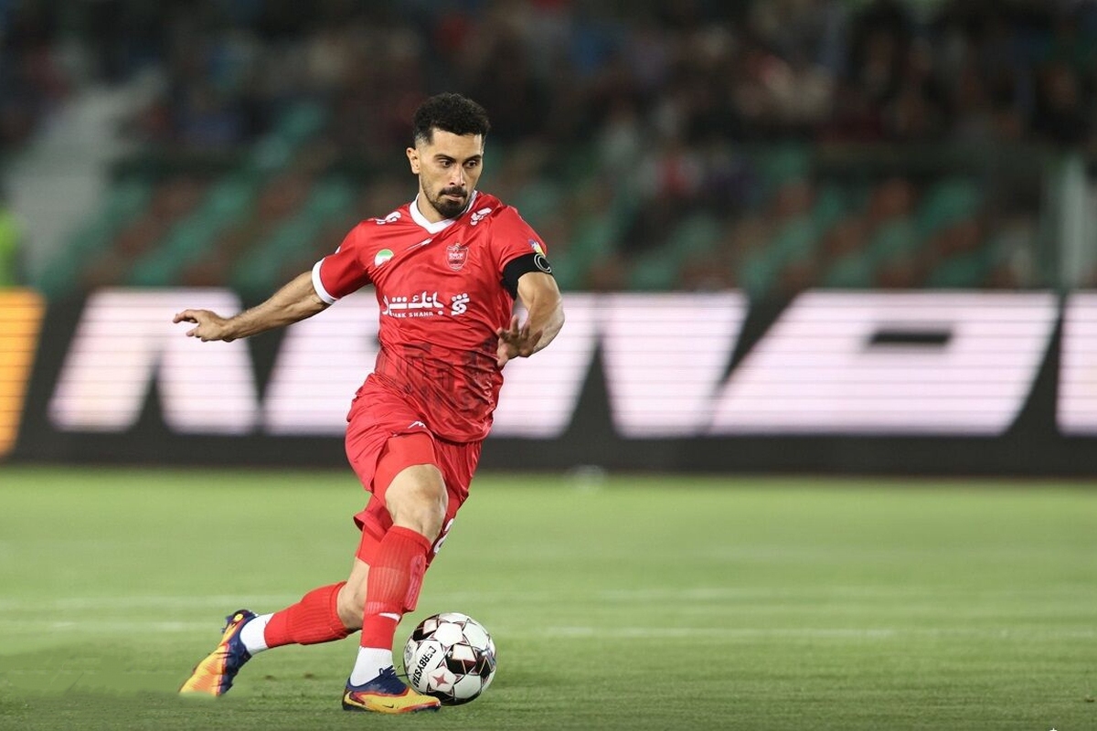 کاپیتان پرسپولیس در دیدار با استقلال مصدوم شد، اما تا نیمه دوم در زمین ماند تا به تیمش کمک کند.
