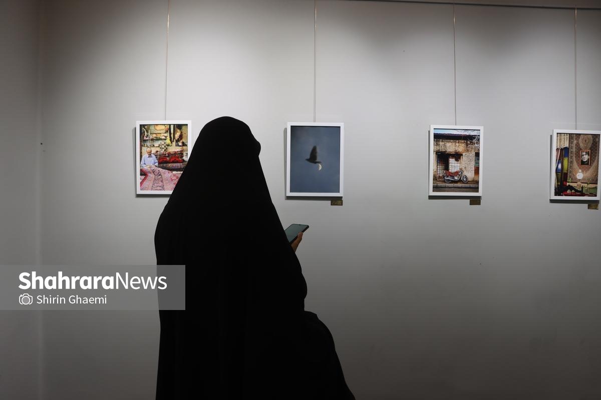 یکی از اساتید راهنمای عکاسی دانشگاه الزهرا(س)، محور تمام آثار عکس دانشجویان خود در نگارخانه فردوسی جهاد دانشگاهی را روایت هویت شهر مشهد دانست و نکته متمایز خلق اثر دختران و پسران را توجه دختران به ظرافت‌های ریز عنوان کرد.