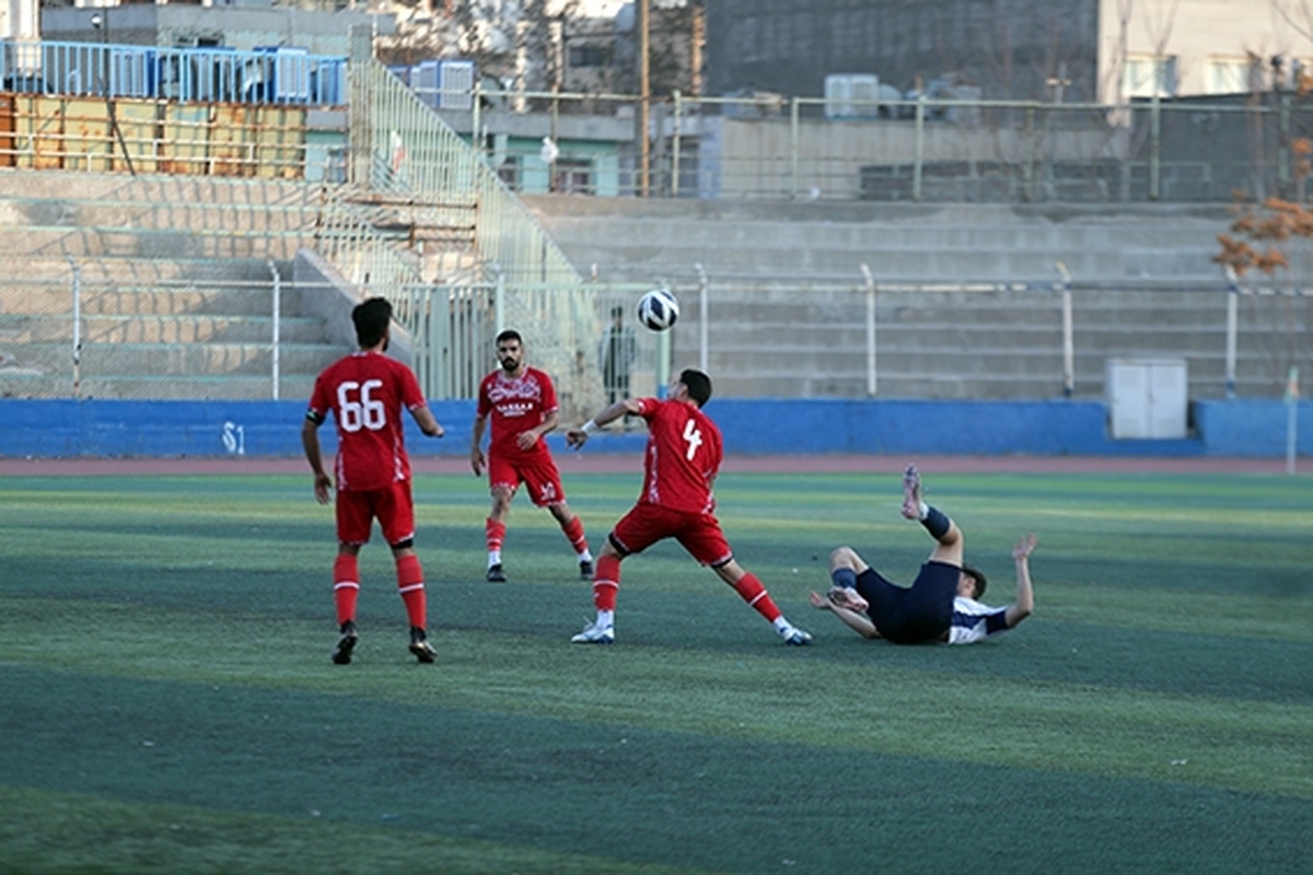 قرمزپوشان باورشان نمی‌شود که ۳ امتیاز طلایی خانگی را به این مفتی از دست دادند. داور که سوت پایان را به صدا درمی‌آورد، بازیکنان تیم میزبان کف زمین ولو می‌شوند.