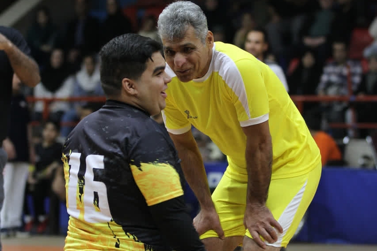 شنبه‌شب، سالن «شادروان علی حمیدی» مجموعه شهید فیاض‌بخش مشهد شاهد یک اتفاق دیدنی بود؛ جایی که به‌مناسبت هفته بهزیستی، یک بازی نمادین بین تیم‌های رسانه‌وورزش مشهد و تیم توان‌یابان آسایشگاه فیاض‌بخش برگزار شد.