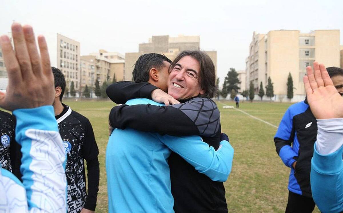 پس از حواشی اخیر و انتشار شایعاتی درباره اختلاف میان رامین رضاییان و سرمربی استقلال، تصویر صمیمی آشتی این دو در تمرین امروز استقلال، همه گمانه‌زنی‌ها را وارد فاز تازه‌ای کرد.