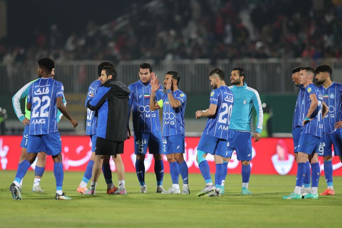 باشگاه استقلال در انتظار صدور رای اولیه دادگاه CAS درباره پرونده منتظر محمد است؛ رأیی که می‌تواند تکلیف پنجره نقل‌وانتقالاتی آبی‌ها را مشخص کند.