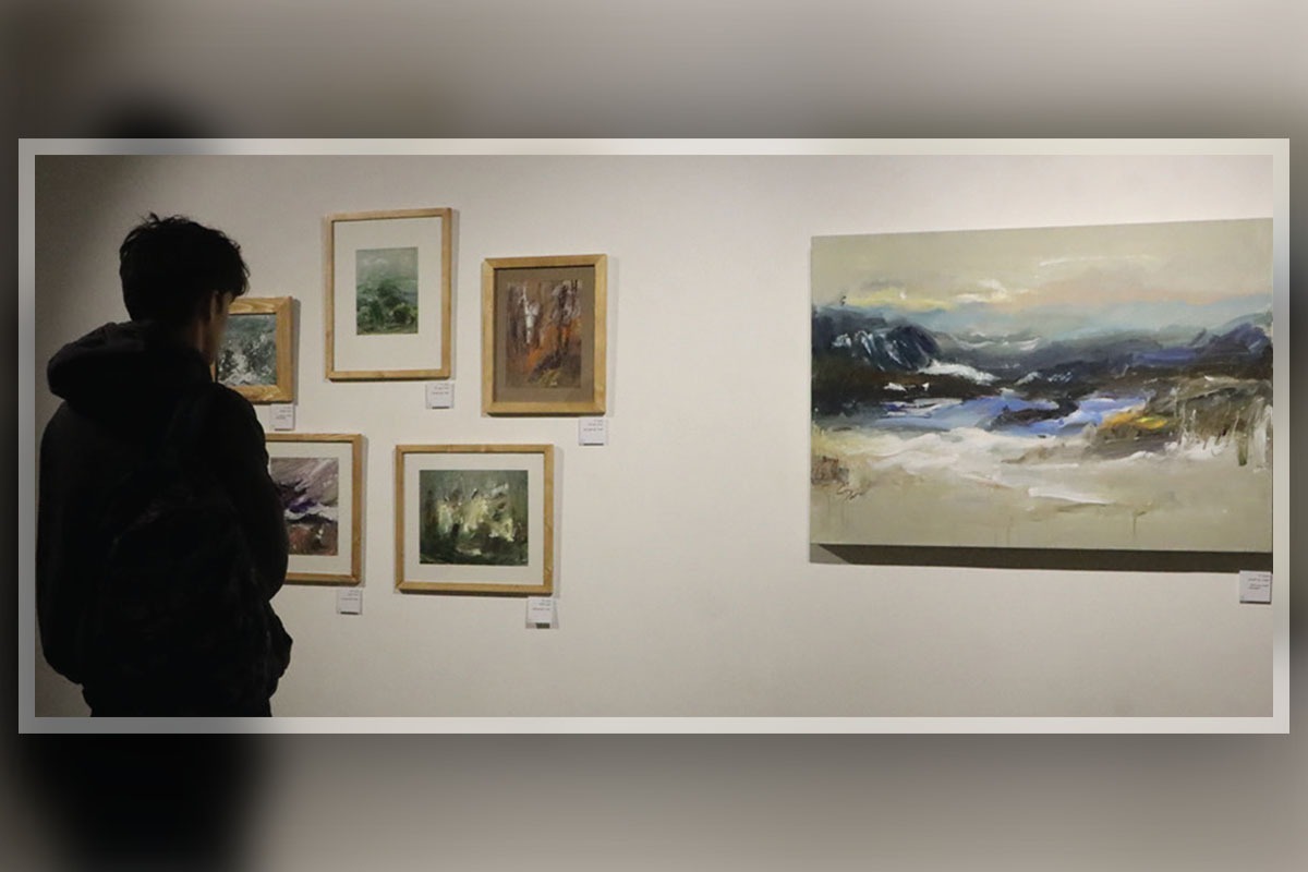 نمایشگاه «شبیه دیدن با لنز ۲.۵» با آثار ساره عباسی در نگارخانه آسمان مشهد برپاست.