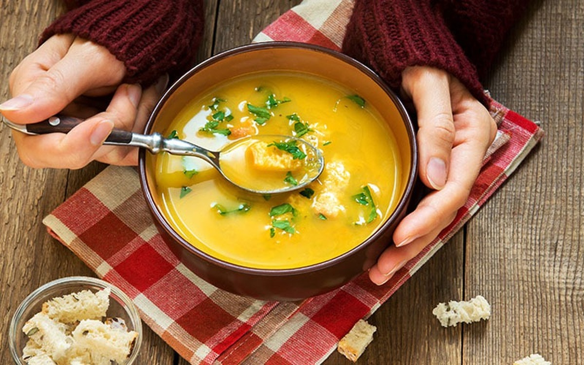 عضو هیأت علمی گروه طب ایرانی و مکمل دانشگاه علوم پزشکی مشهد گفت: مصرف غذا‌های گرم و رطوبت‌رسان مانند حریره بادام، آبگوشت و خورش‌های حاوی میوه و سبزیجات در پاییز، علاوه بر تقویت سیستم ایمنی و دستگاه گوارش، می‌تواند از خشکی پوست و بروز اختلالات خلقی مرتبط با تغییر فصل پیشگیری کند.