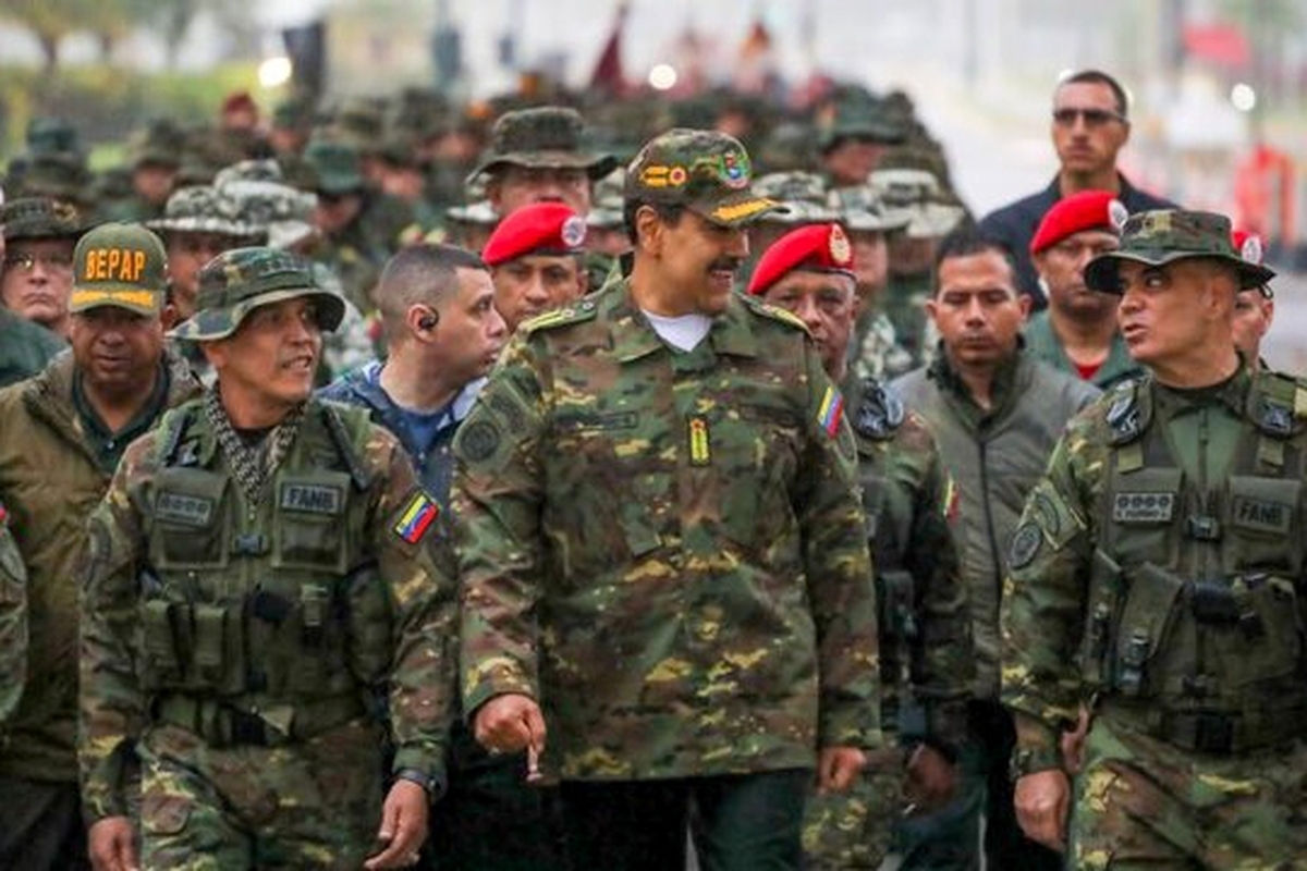 فرماندهان ارتش ونزوئلا اعلام کردند مادورو به واحد‌های چریکی زیرزمینی به سبک ویتنام علیه آنچه امپریالیست‌های آمریکایی می‌نامد، دستور داده و گفته است که تمام میهن باید به «تفنگ» تبدیل شود.