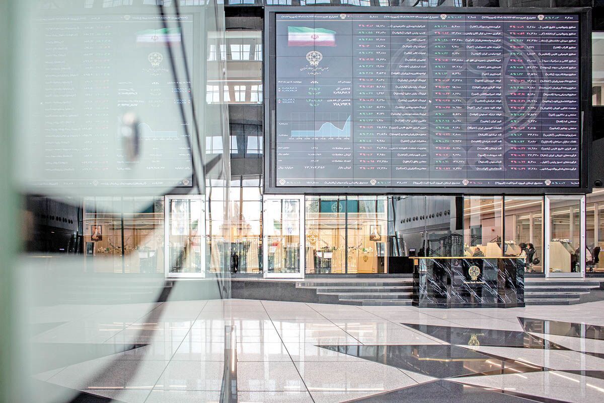 بازار سرمایه امروز، دوشنبه ۱۷ آذرماه، روندی خنثی را در پیش گرفت؛ بازار سبز ماند، اما نتوانست همپای بازار‌های موازی صعود کند.