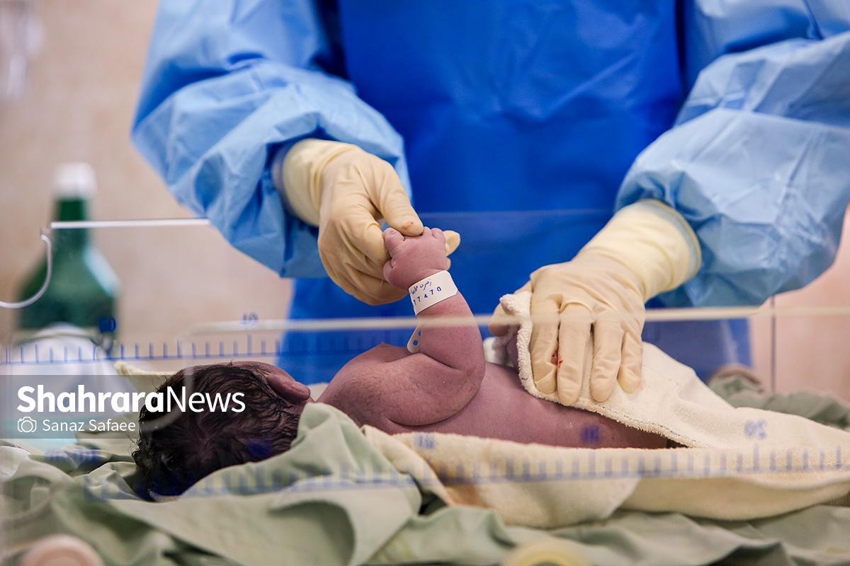 دبیر ستاد ملی جمعیت درباره کاهش نرخ باروری در کشور تصریح کرد: در دهه‌ی ۶۰، مثلاً در سال‌های ۱۳۶۵ و ۱۳۶۶، به‌طور متوسط ۶.۸ فرزند برای هر زن در سن باروری متولد می‌شد؛ اما اگر سال ۱۴۰۳ را نگاه کنیم، این عدد به کمتر از ۱.۵ فرزند رسیده است. این نشان می‌دهد که با یک کاهش جدی و شیب کاهشی در فرزندآوری روبه‌رو هستیم.