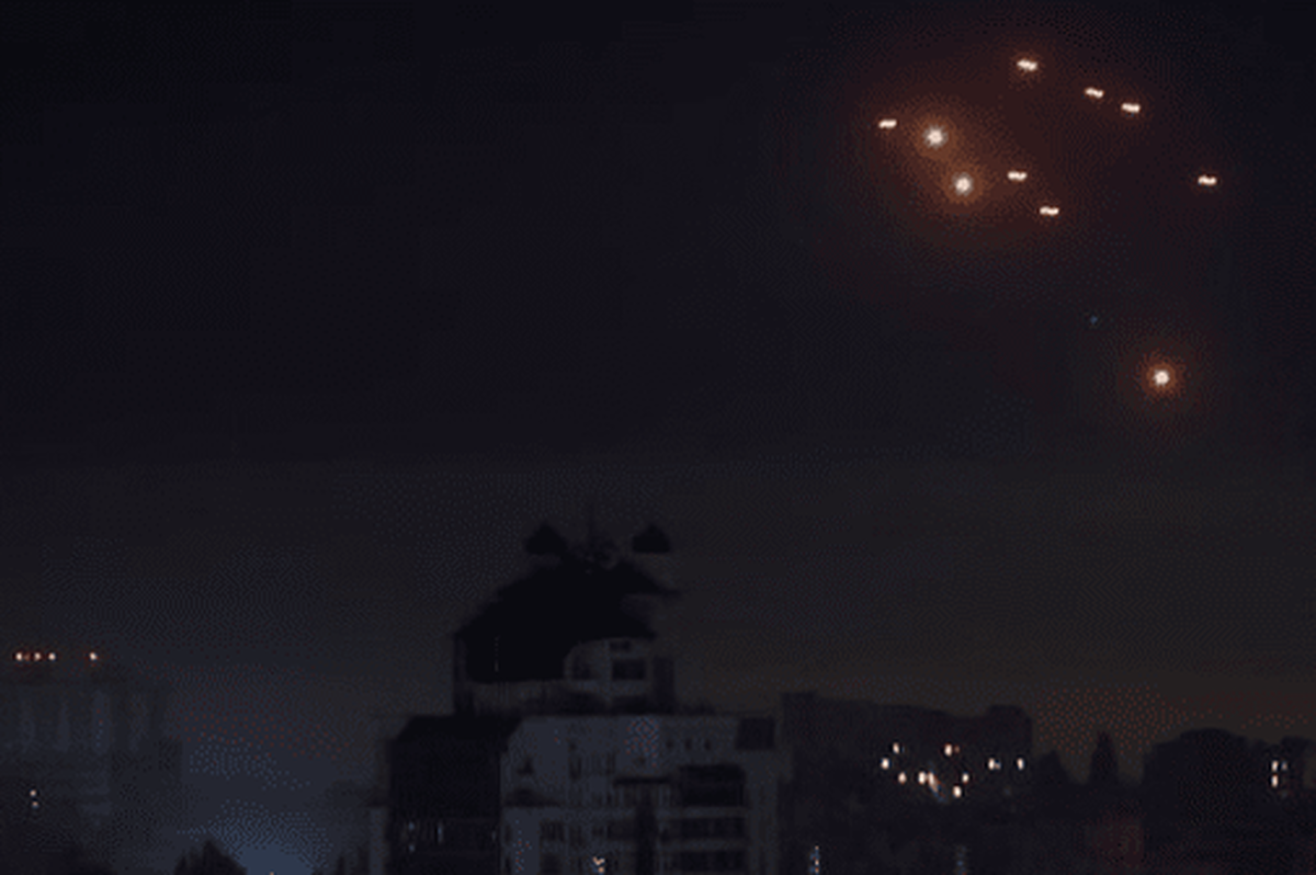 همزمان با اظهارات رئیس‌جمهور آمریکا درباره احتمال توقف جنگ روسیه و اوکراین، تشدید جنگ پهپادی و موشکی دو طرف به خاک یکدیگر تلفات گرفته است.