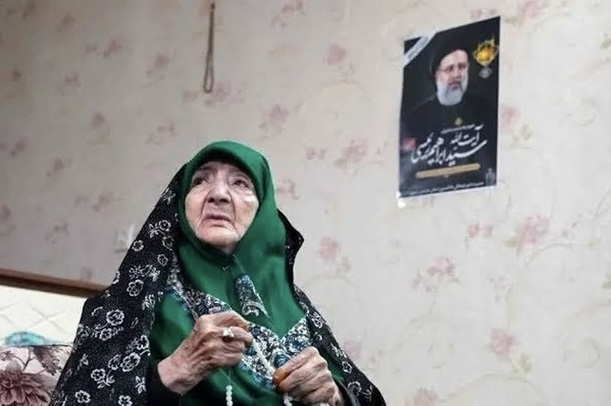 مادر شهید رئیسی، رئیس‌جمهور فقید کشورمان، در مراسم «در پناه مادر» در مشهد، نشان مادری را در میان استقبال گسترده مردم دریافت کرد.