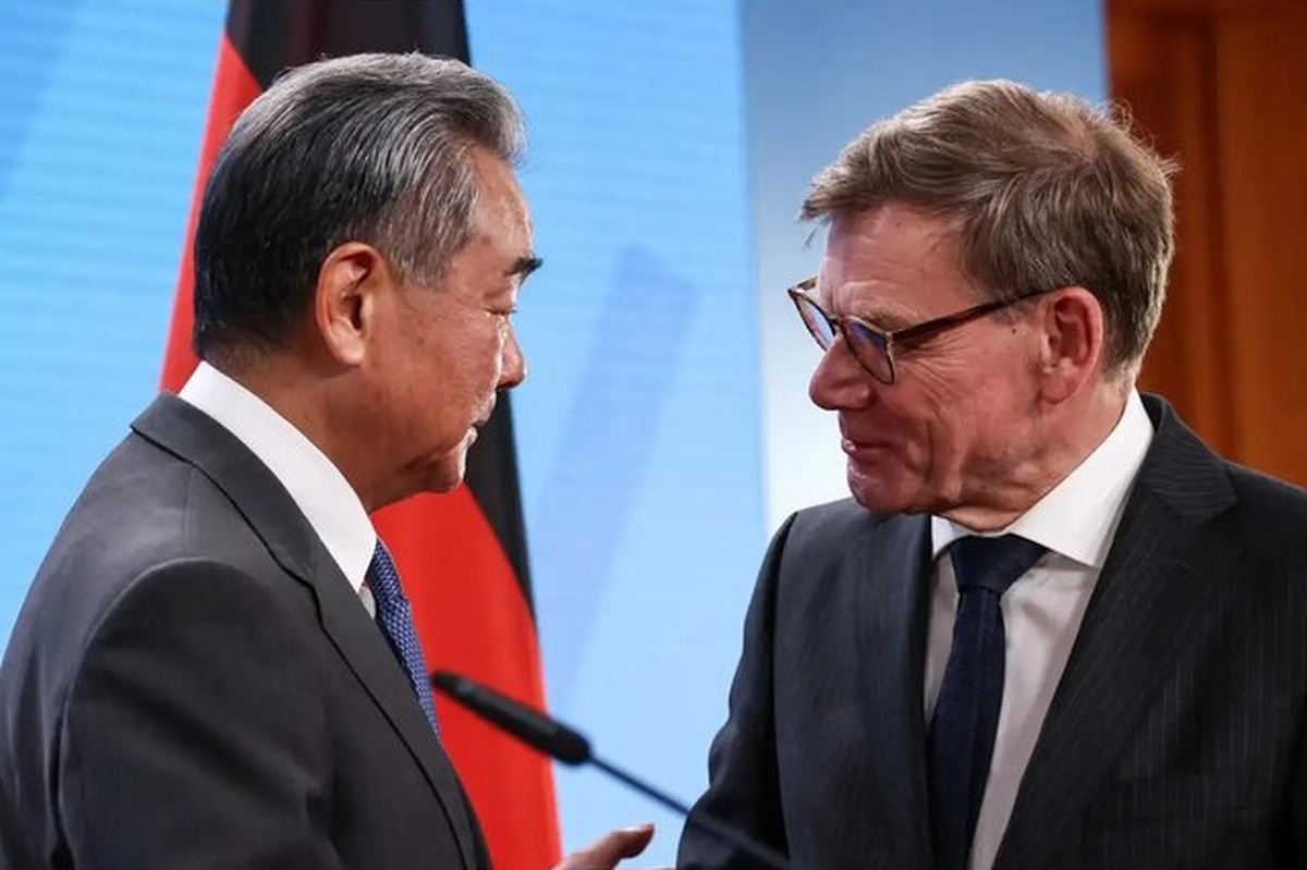 وزیر خارجه چین در گفت‌وگویی با همتای آلمانی خود با اشاره به اینکه ژاپن می‌گوید جنگنده‌های چینی رادار‌های خود را به سمت هواپیما‌های نظامی ژاپنی نشانه گرفته‌اند، گفت توکیو ارتش چین را تهدید می‌کند که این کاملا غیرقابل قبول است.