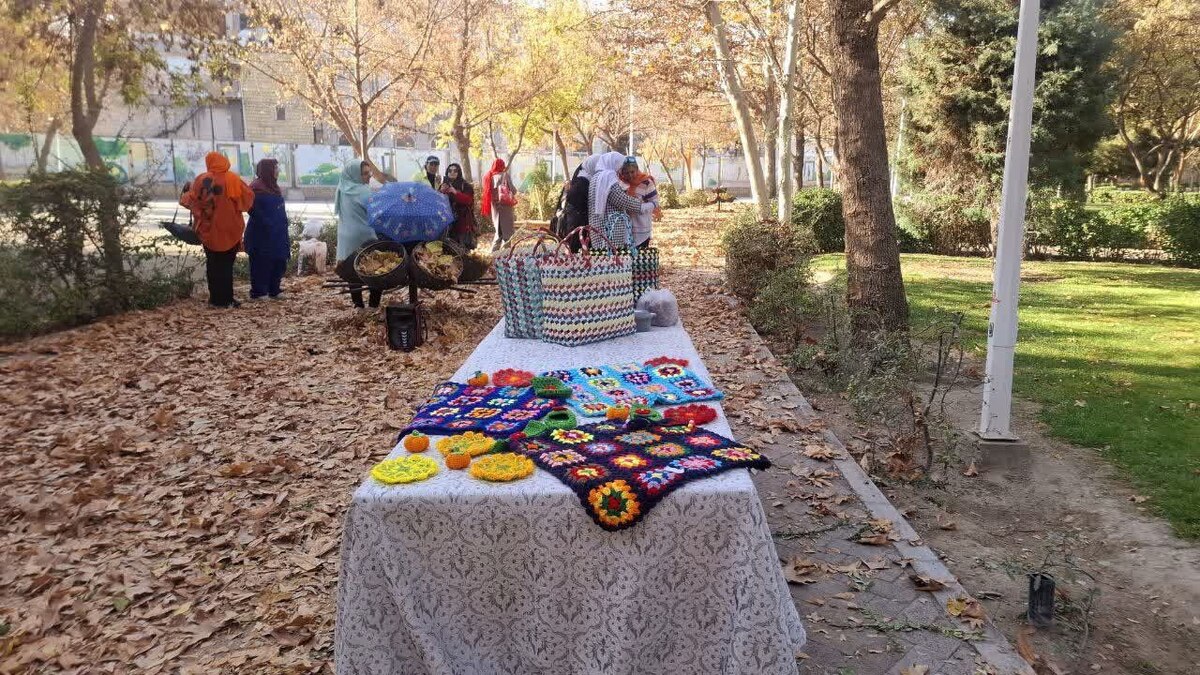 مدیرکل بهبود محیط زیست شهری شهرداری مشهد مقدس گفت: با هدف ایجاد شور و نشاط اجتماعی و به‌نمایش‌گذاشتن زیبایی‌های فصل پاییز، جشنواره «حکایت برگ و باد» در بوستان‌های شهربانو در حال برگزاری است.