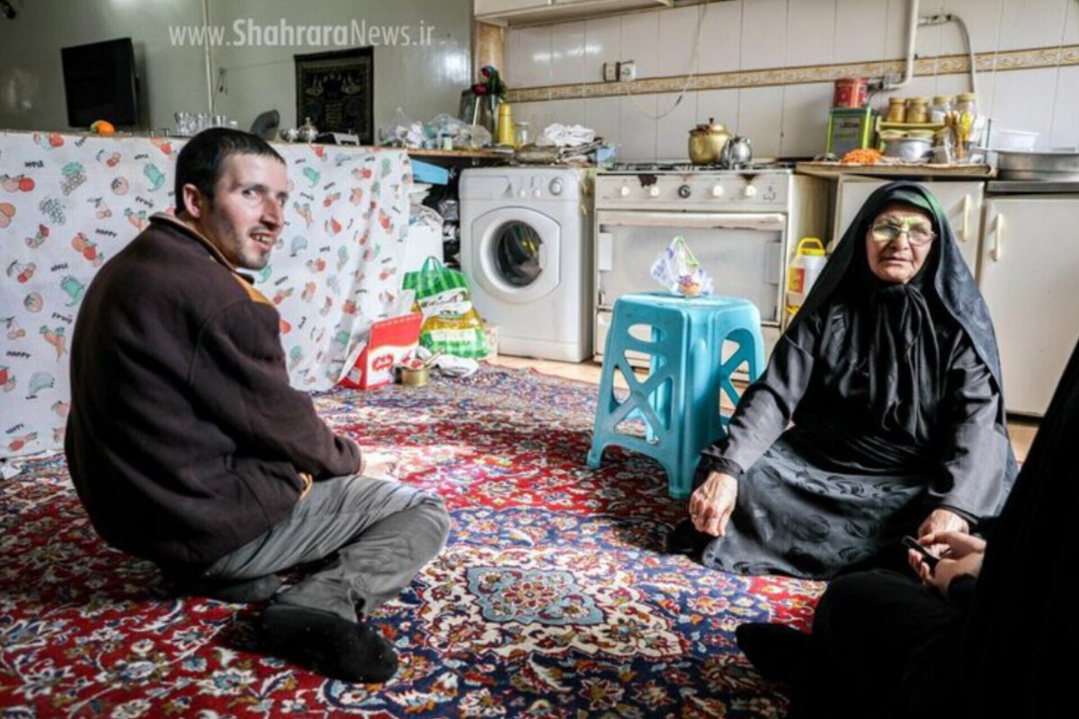 این گزارش، روایت مادری است که با وجود رنج‌های بی‌پایان، هنوز با مهربانی از پسرانش مراقبت می‌کند و با وجود همه سختی‌ها، تسلیم روزگار نشده است.