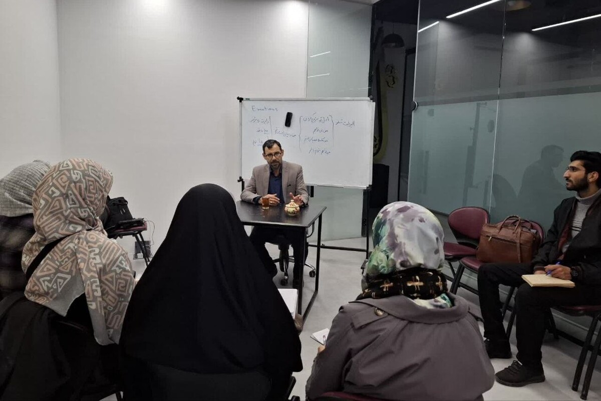 هفتمین نشست از دوره آموزشی «مثنوی‌کاوی با کودکان» با تأکید بر مهارت‌های ده‌گانه زندگی، با موضوع مهارت خویشتن‌آگاهی در حوزه هنری مشهد برگزار شد.