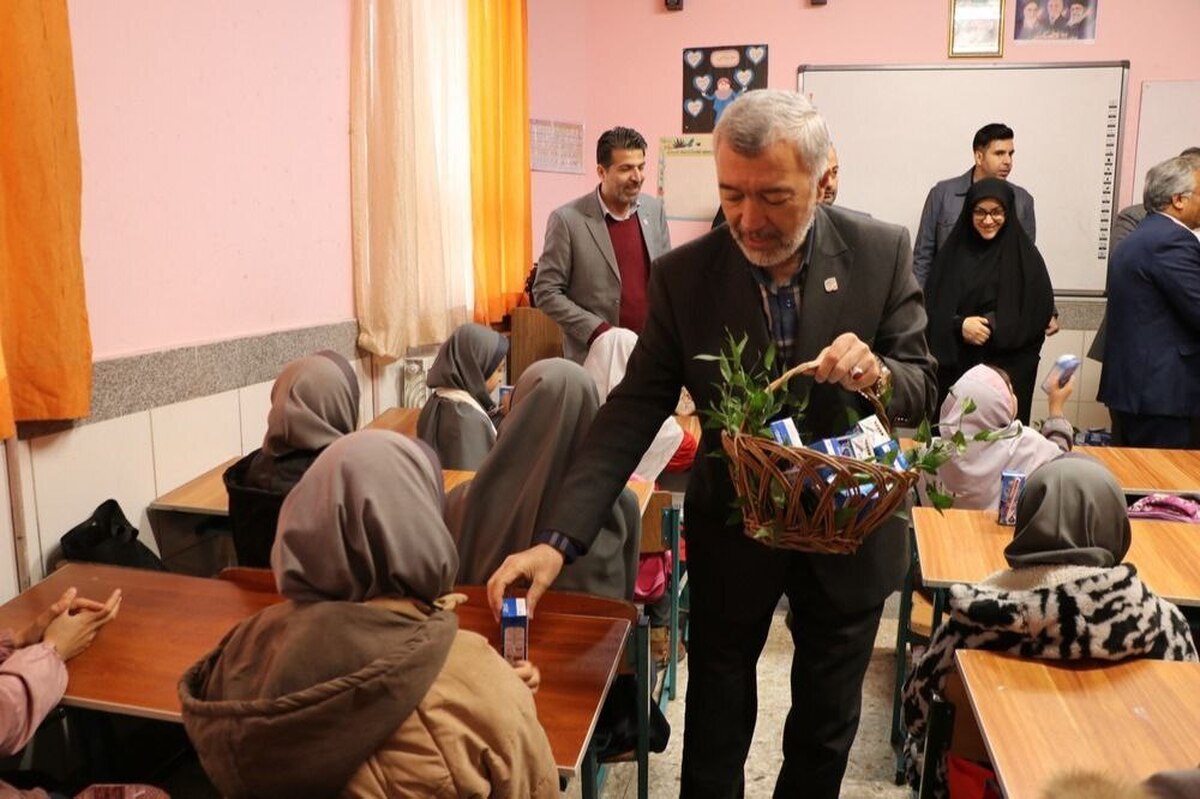 آیین آغاز توزیع شیر مدارس استان خراسان رضوی، صبح امروز (سه‌شنبه، ۱۸ آذر ۱۴۰۴) با حضور اسداللهی، دبیر کمیته ملی شیر مدارس کشور، اسدی مدیرکل آموزش و پرورش استان، جمعی از مسئولان استانی و دانش‌آموزان در دبستان مرحومه معصومه دیهیم آموزش و پرورش منطقه تبادکان برگزار شد.