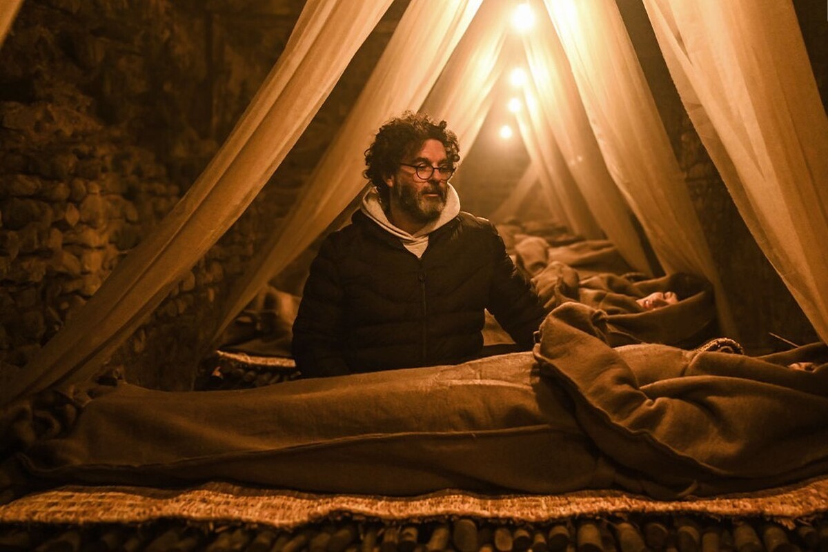 مصطفی کیایی که این روزها با سریال «هزار و یک شب» در شبکه نمایش خانگی حضور دارد، درباره شکل‌گیری این سریال و همکاری با بازیگران کشور ترکیه صحبت کرد.