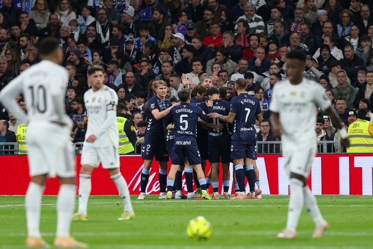 سقوط، تنها واژه‌ای است که می‌توان اوضاع این روز‌های سفیدپوشان مادریدی را با آن شرح داد، تیمی با مصدومان فراوان، ستاره‌های سرگردان و افت کرده، و سرمربی‌ای که زیر بار فشار انتقاد‌ها در حال له شدن است.