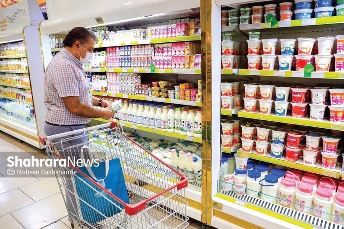 دبیر اتحادیه تولیدکنندگان و صادرکنندگان مواد لبنی خراسان رضوی در واکنش به کمبود شیر پاکتی در فروشگاه‌های سطح شهر گفت: مشکل اصلی فقط شیر پاستوریزه ۹۰۰ گرمی است که به‌دلیل اختلاف‌نظر دامداران و تولیدکنندگان با دولت، از عرضه محصولات روز به بازار امتناع شده است.