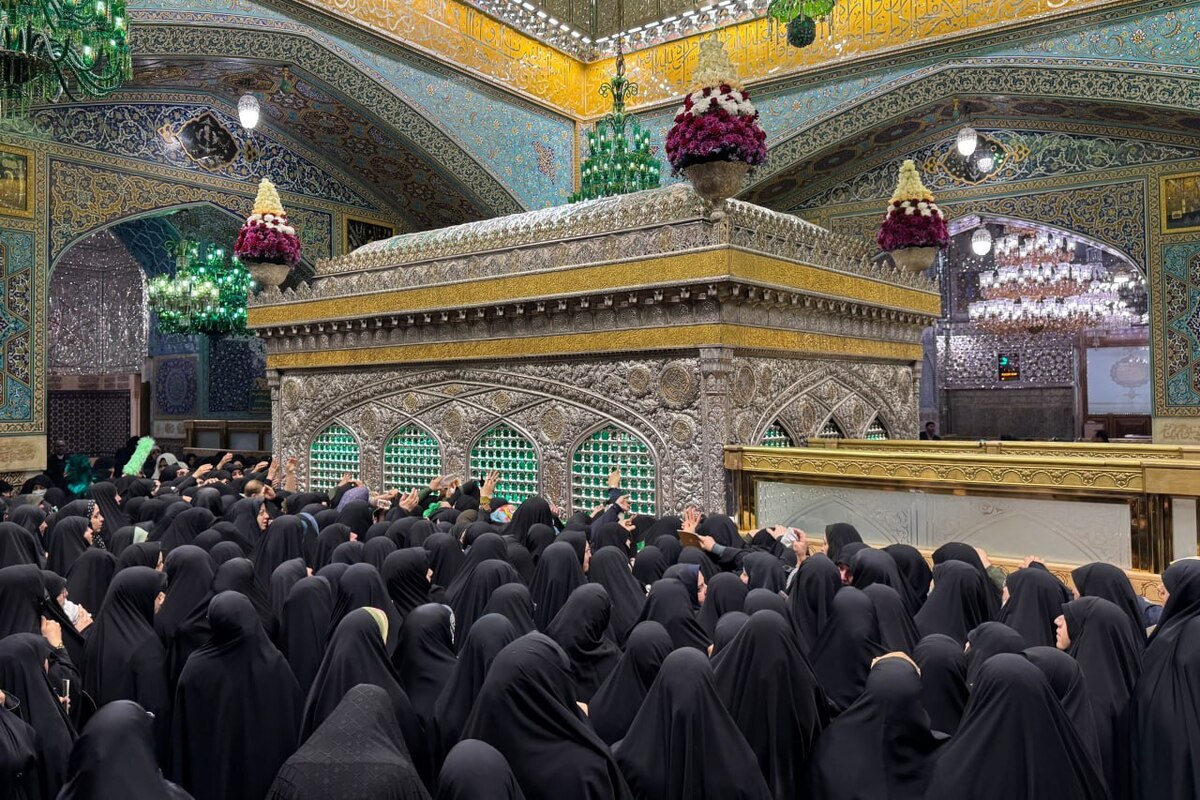 در آستانه سالروز ولادت حضرت فاطمه زهرا (س)، آیین معنوی غبارروبی روضه منوره رضوی برای نخستین بار صرفاً با حضور جمعی از بانوان نخبه، خانواده‌های معظم شهدا و خادمیاران رضوی برگزار شد.