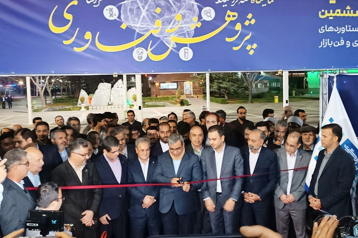 بیست‌وششمین نمایشگاه هفته پژوهش و فناوری خراسان رضوی از دقایقی قبل با حضور استاندار خراسان رضوی و جمعی از مسئولان استانی، مدیران شهری و ۱۲۰ شرکت دانش‌بنیان از سراسر کشور آغازبه‌کار کرد.