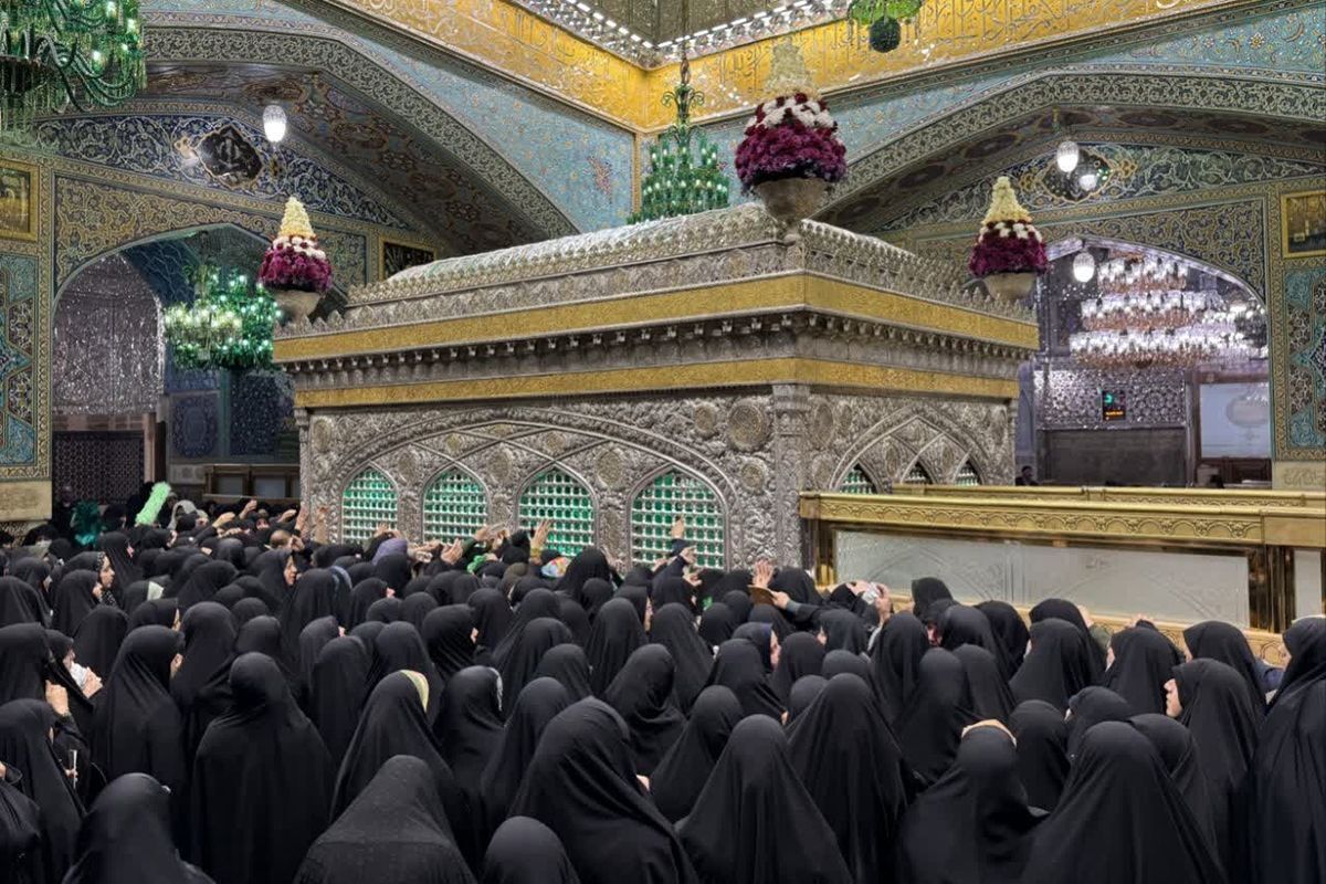 برای نخستین بار در آستانه ولادت حضرت فاطمه زهرا (س)، آیین معنوی غبارروبی روضه منوره رضوی صرفا با حضور جمعی از بانوان نخبه، خانواده‌های معظم شهدا و خادمیاران رضوی برگزار شد.