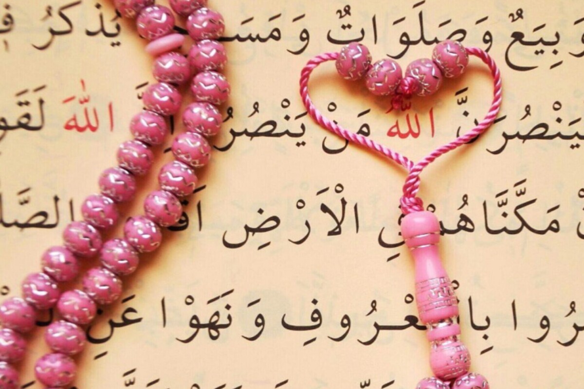 ذکر و دعا در فرهنگ اسلامی همواره به‌عنوان پناهگاهی امن برای آرام‌سازی ذهن، رفع نگرانی و نزدیک‌شدن به خداوند شناخته شده است. مجموعه‌ای از اذکار و آیات، بنابر روایات، می‌تواند درمانی روحی برای ترس، دل‌شوره و اندوه باشد.