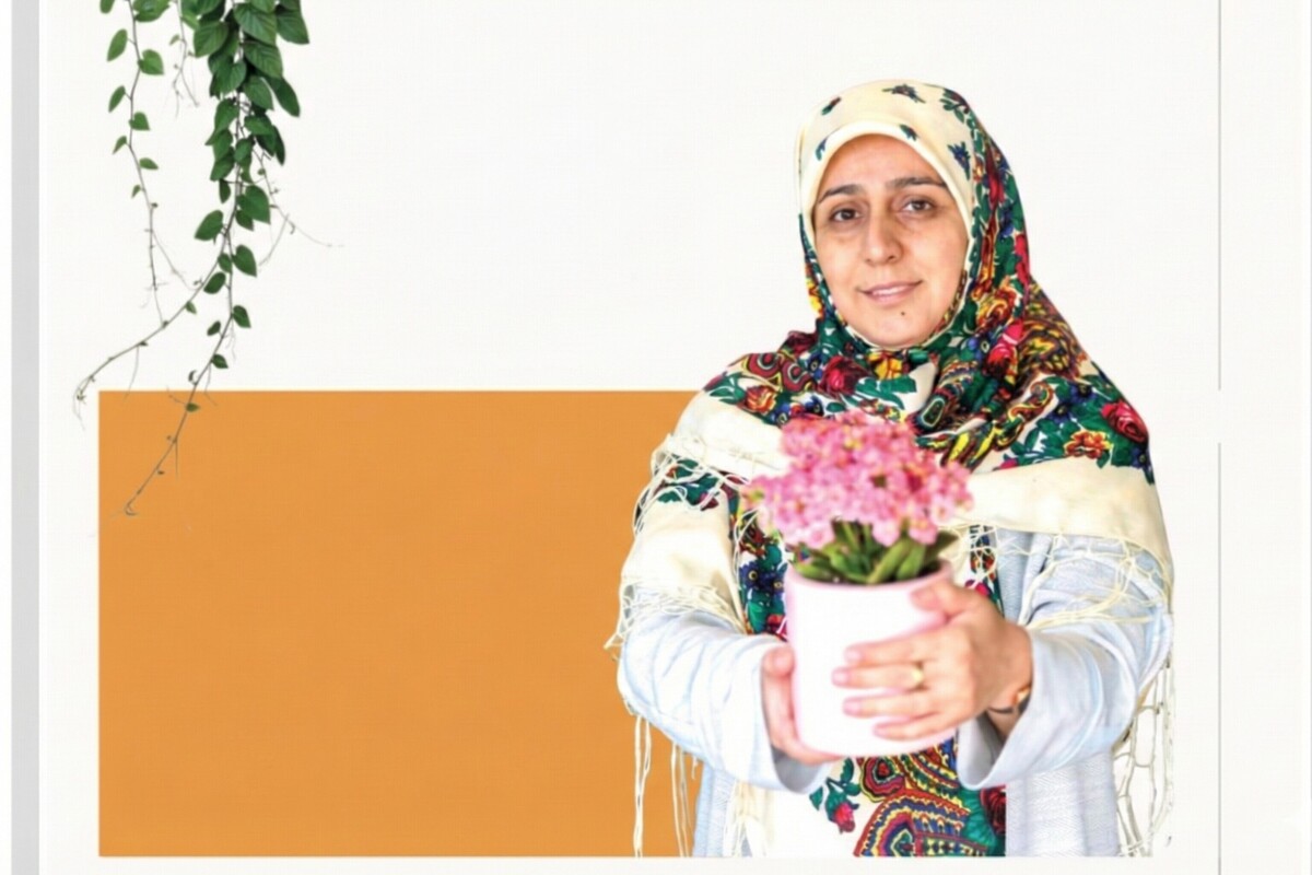 از کودکی میان گلخانه‌های خانوادگی قد کشید و امروز یکی از چهره‌های شاخص کارآفرینی در خراسان رضوی است؛ زنی که با تلاش، خلاقیت و ایستادگی، رز جاویدان ایرانی را به بازار آورد و با وجود سختی‌ها همچنان «پای‌کار گل» مانده است.