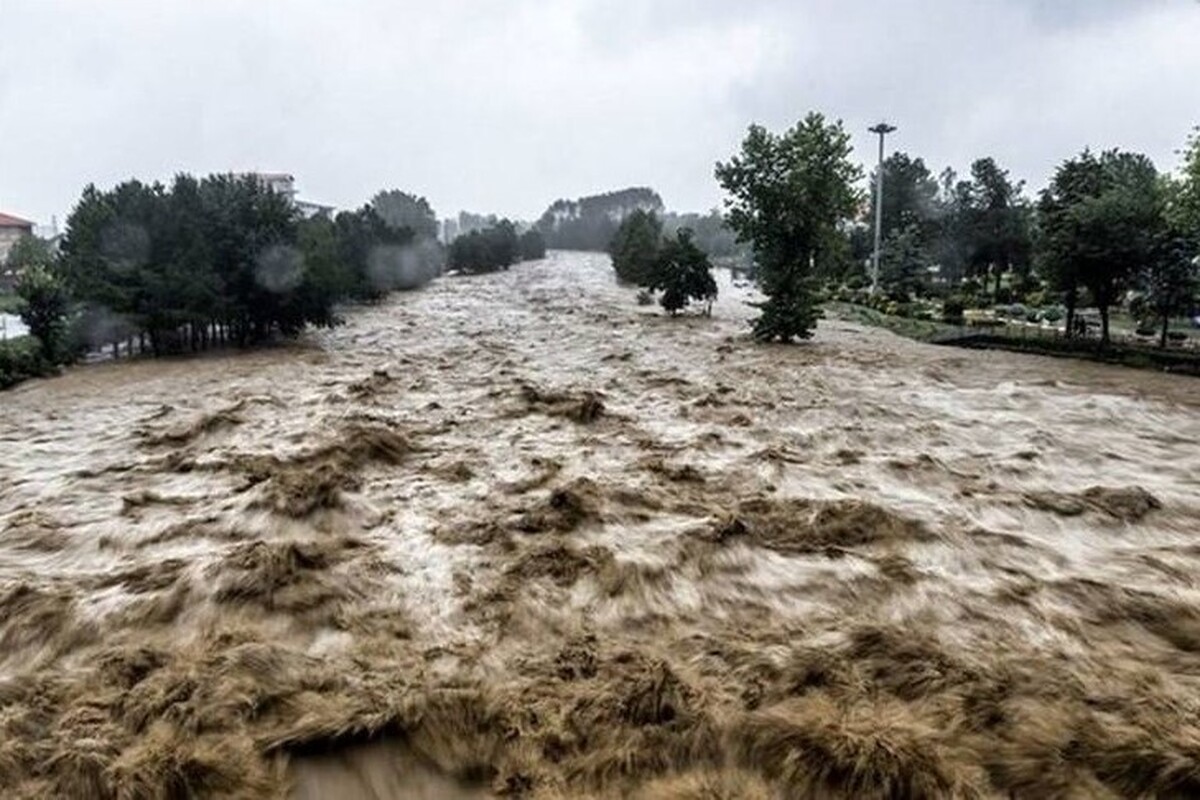 در دو طرف جاده تپه‌هایی از ماسه و خاک انباشته شده که عملاً مسیر را به شکل یک «استخر بزرگ» درآورده است. این وضعیت نه‌تنها جلوه‌ای نامناسب برای جاده ایجاد کرده، بلکه خطرات جدی برای رانندگان و تردد خودروها به همراه دارد.