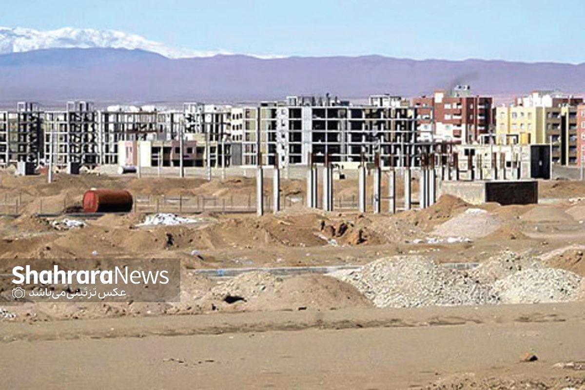 چند پروژه ساختمانی را به سرانجام رسانده بود و حتی خودش را در بین پیمانکاران ساختمانی، یک حرفه‌ای می‌دانست. مرد جوانی که پس از اتمام آخرین پروژه ساخت وسازش یک ماه به دنبال خرید یک زمین مناسب و ارزان گشت.