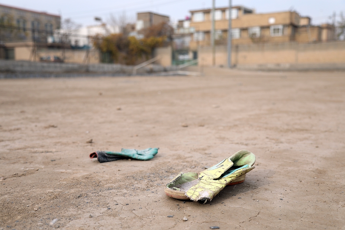 زمین خاکی مجموعه شهدای گلشهر مشهد که قرار بود چمن شود، به حال خود رها شده است.