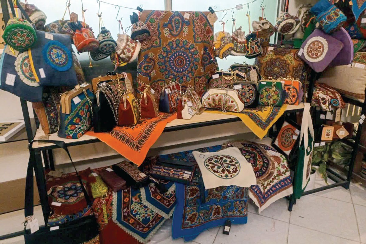 متأسفانه در افت وخیز‌های اقتصادی، مسئله‌ای که برای هنر پیش می‌آید این است که در سبد خرید خانوار کم رنگ و کم رنگ‌تر می‌شود.