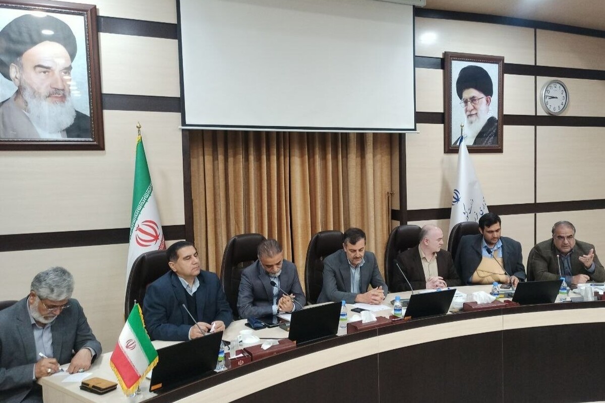 معاون هماهنگی امور اقتصادی استانداری خراسان رضوی گفت: اکنون قیمت مصوب ۲۳ هزار تومان پایه شیر خام عملاً به دست صنایع لبنی نمی‌رسد و اگر ما بدون توجه به واقعیت‌های بازار و تغییر قیمت نهاده‌ها، بر قیمت‌های غیرواقعی اصرار کنیم، یا تولید متوقف می‌شود و یا ترکیب محصول تغییر می‌کند.