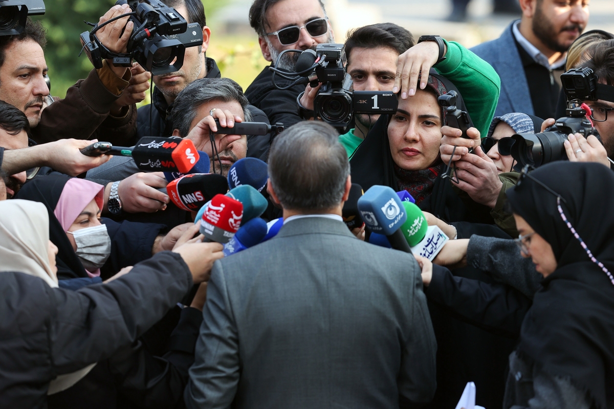 اعضای کابینه چهاردهم در حاشیه جلسه امروز (۱۹ آذر ۱۴۰۴) هیئت وزیران در حیاط دولت، با حضور در جمع خبرنگاران به سؤالات‌ آن‌ها پاسخ دادند.