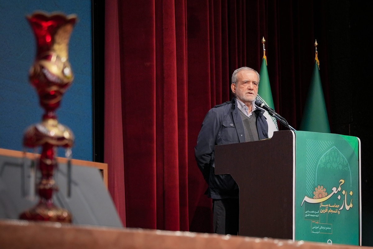 رئیس جمهور گفت: جمهوری اسلامی ایران در برابر ۵ راهبرد اصلی طراحی‌شده توسط آمریکا، رژیم صهیونیستی و برخی قدرت‌های غربی ایستاده و مقابله با این نقشه‌ها نیازمند وحدت، تعامل با همسایگان و تکیه بر ظرفیت‌های مردمی است. 