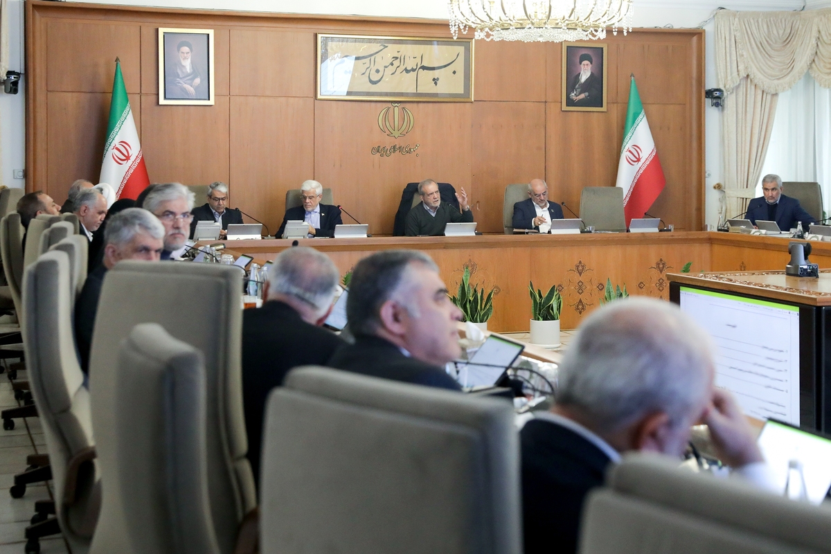 رئیس‌جمهور یکی از لوازم ضروری ارتقای بهره‌وری را توجه به بالا بردن مهارت‌های نیروی انسانی عنوان و سازمان اداری و استخدامی کشور را موظف کرد که با کمک کارشناسان، محتوای آموزشی متناسب را برای ارتقای مهارت‌ها در مشاغل و مسئولیت‌های مختلف، تهیه و در اختیار دستگاه‌ها قرار دهند.