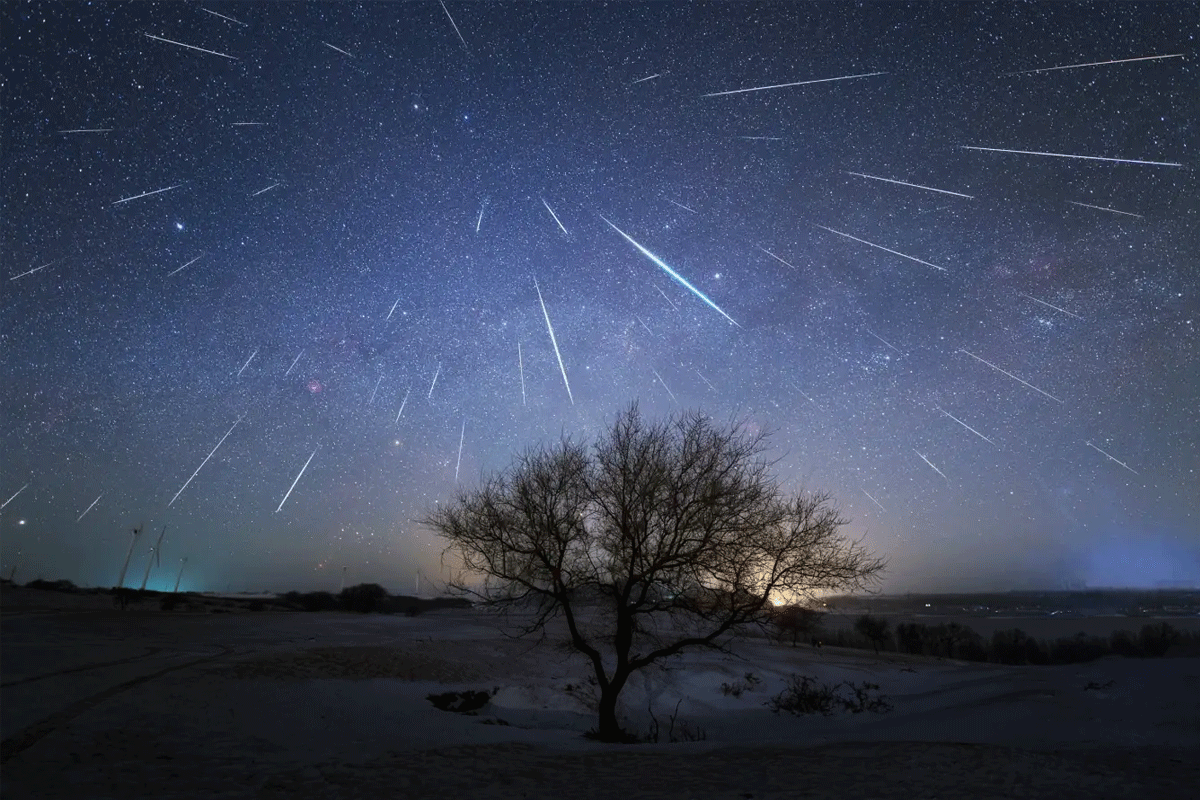 بارش شهابی جوزایی (Geminid Meteor Shower) که به عنوان قابل‌اعتمادترین بارش سالانه شناخته می‌شود، در روزهای پیش رو با نرخ ساعتی سرسو (ZHR) بالا به اوج فعالیت خود می‌رسد. در این مطلب، جزئیات علمی، زمان دقیق اوج بارش و بهترین روش‌های رصد این پدیده رنگارنگ را بررسی می‌کنیم.