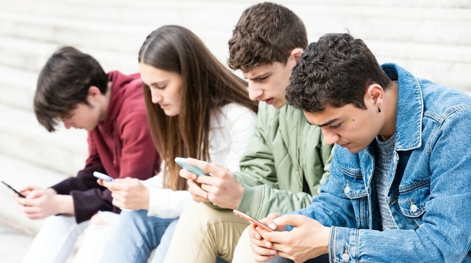 آغاز ممنوعیت شبکههای اجتماعی برای افراد زیر ۱۶ سال در استرلیا چند نوجوان در حال کار با گوشی