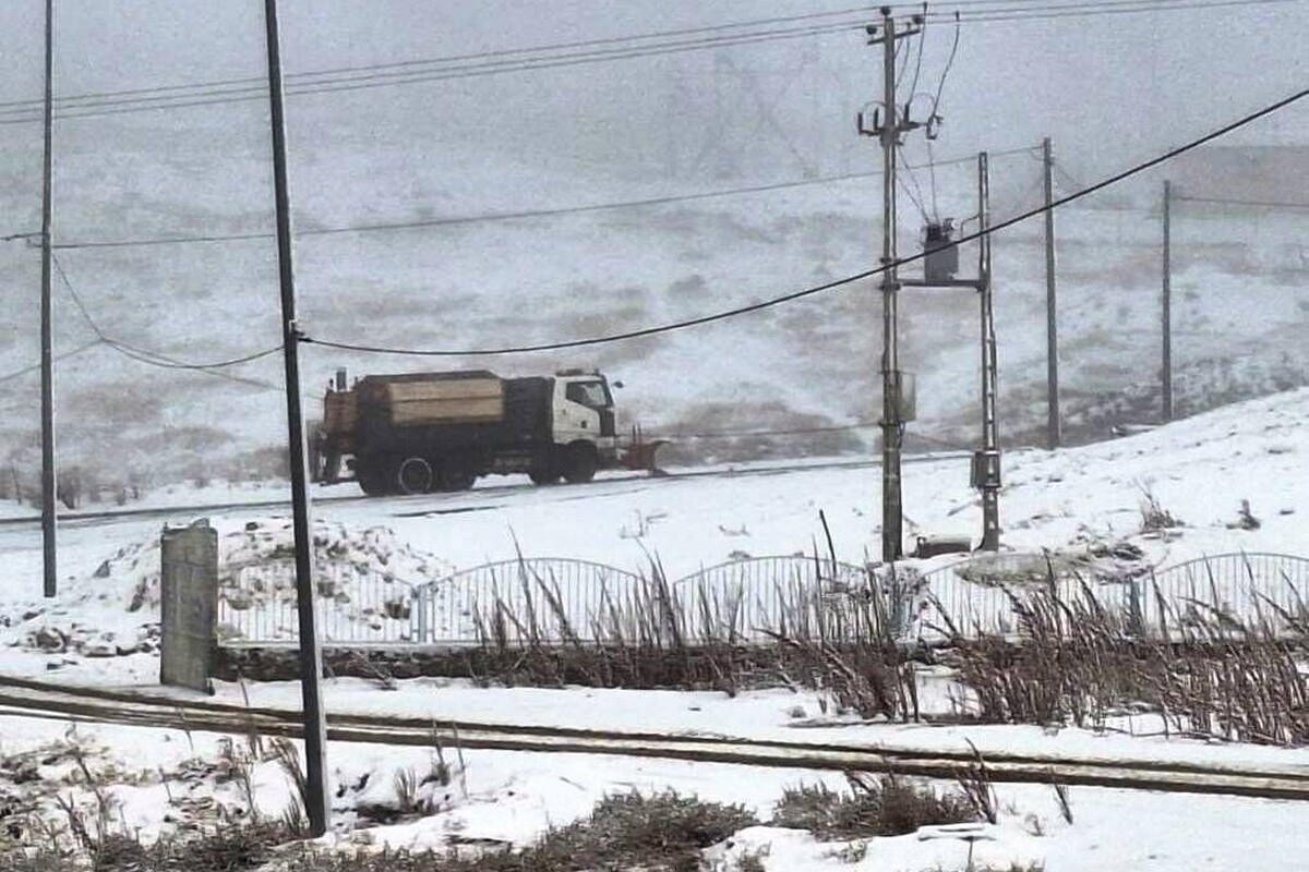 بارش شدید برف روز چهارشنبه ۱۹ آذر شهرستان کوهرنگ را سفیدپوش کرد، شهرستان کوهرنگ هرساله میانه پاییز شاهد برف سنگین بوده،امابه دلیل خشکسالی مردم کوهرنگ امروز میزبان بارش‌های دیرهنگام پاییزی شده‌اند.