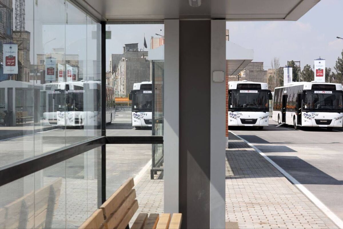 بانوی اتوبوسران مشهدی که هر روز با مهربانی مسیر زندگیِ دیگران را هموار می‌کند، این بار خودش در مسیر عشق و قدردانی ایستاد. خانواده‌اش بی‌خبر به ایستگاه آمدند و با لبخند، گل و آغوشی گرم روز زن را به او تبریک گفتند. لحظه‌ای که خستگیِ تمام شیفت‌ها، تمام صبح‌های سرد و عصرهای شلوغ، در یک نگاهِ پر از عشق آب شد.