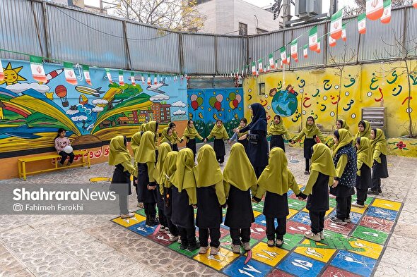 گزارش تصویری | جهان روی دوش مادران