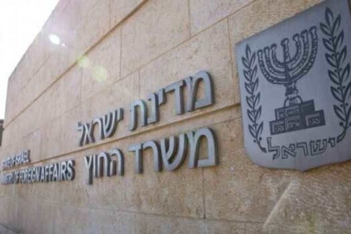 وزارت امور خارجه رژیم صهیونیستی سفیر اوکراین را به علت انتقاد از «بنیامین نتانیاهو» نخست‌وزیر رژیم صهیونیستی بابت اظهاراتش درباره تماس‌های منظم و رابطه شخصی خود با «ولادیمیر پوتین» رئیس‌جمهور روسیه احضار کرد.