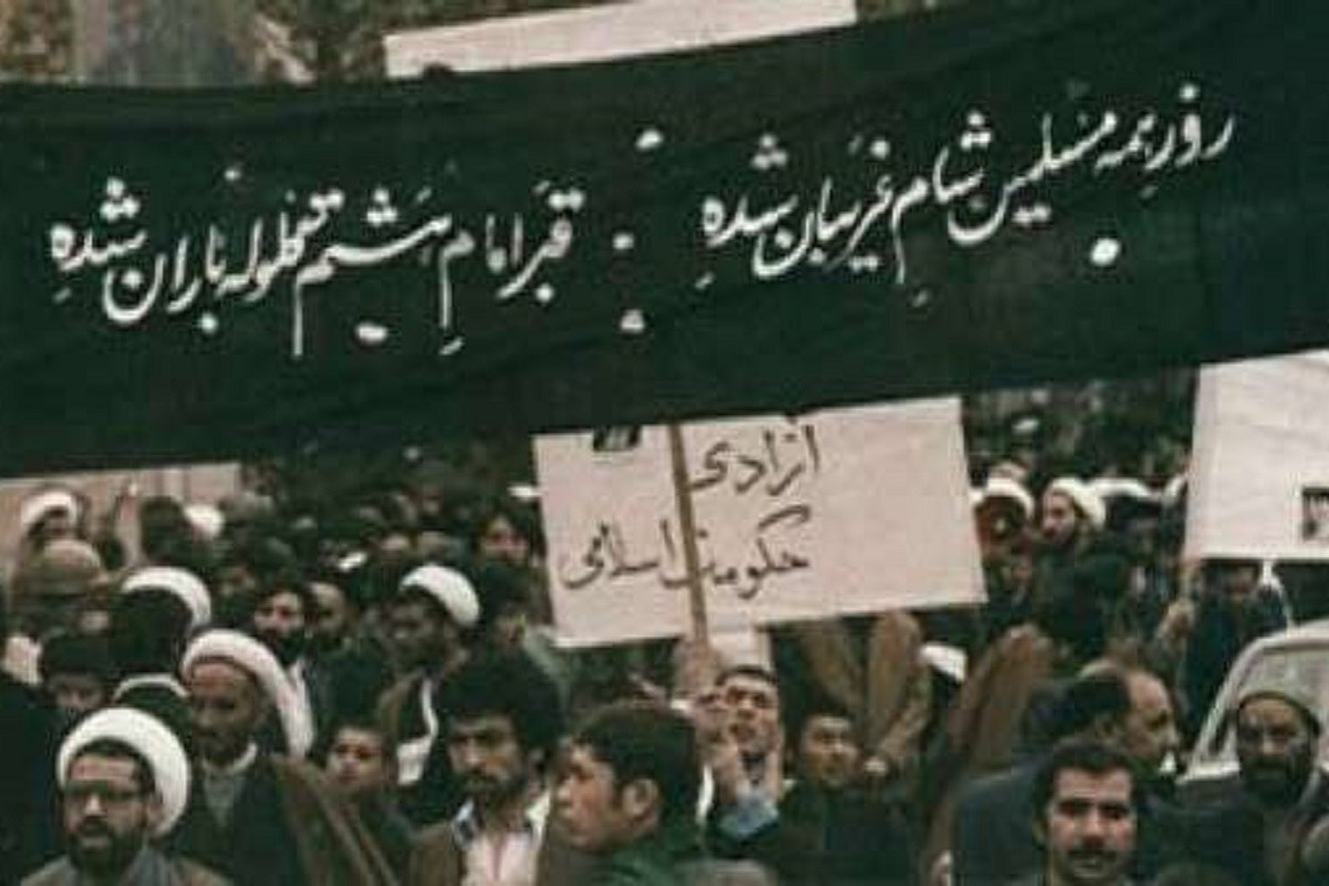 دوم آذر ۱۳۵۷ بود که به‌جای صدای اذان و مناجات، صدای رگبار گلوله در حرم مطهر رضوی پیچید. مزدوران رژیم پهلوی در تعقیب مردمی که از راهپیمایی گریخته بودند، وارد حرم شده و زائر و مجاور را به رگبار بستند. این گزارش، روایت ناگفته‌های آن روز خونین و البته فراموش‌نشدنی در مشهد است.