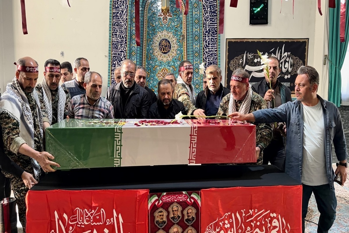 مراسم وداع با پیکر مطهر شهید گمنام ۱۹ ساله، صبح امروز در مسجد رضوان صداوسیمای خراسان رضوی برگزار  شد.