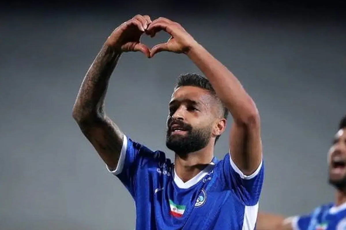 مدافع تیم فوتبال استقلال بخاطر انتشار یک کلیپ پرحاشیه بطور موقت از این تیم اخراج شد.