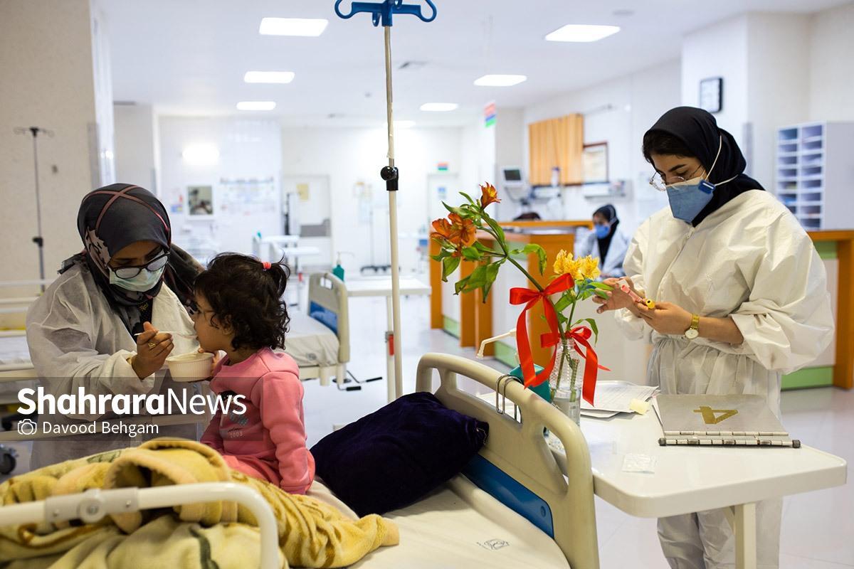 مراجعه روزانه بیش از ۱۰۰۰ کودک مبتلا به آنفلوانزا به بیمارستان دکتر شیخ مشهد | بخش‌های بستری تکمیل شد + فیلم (۲ آذر ۱۴۰۴)